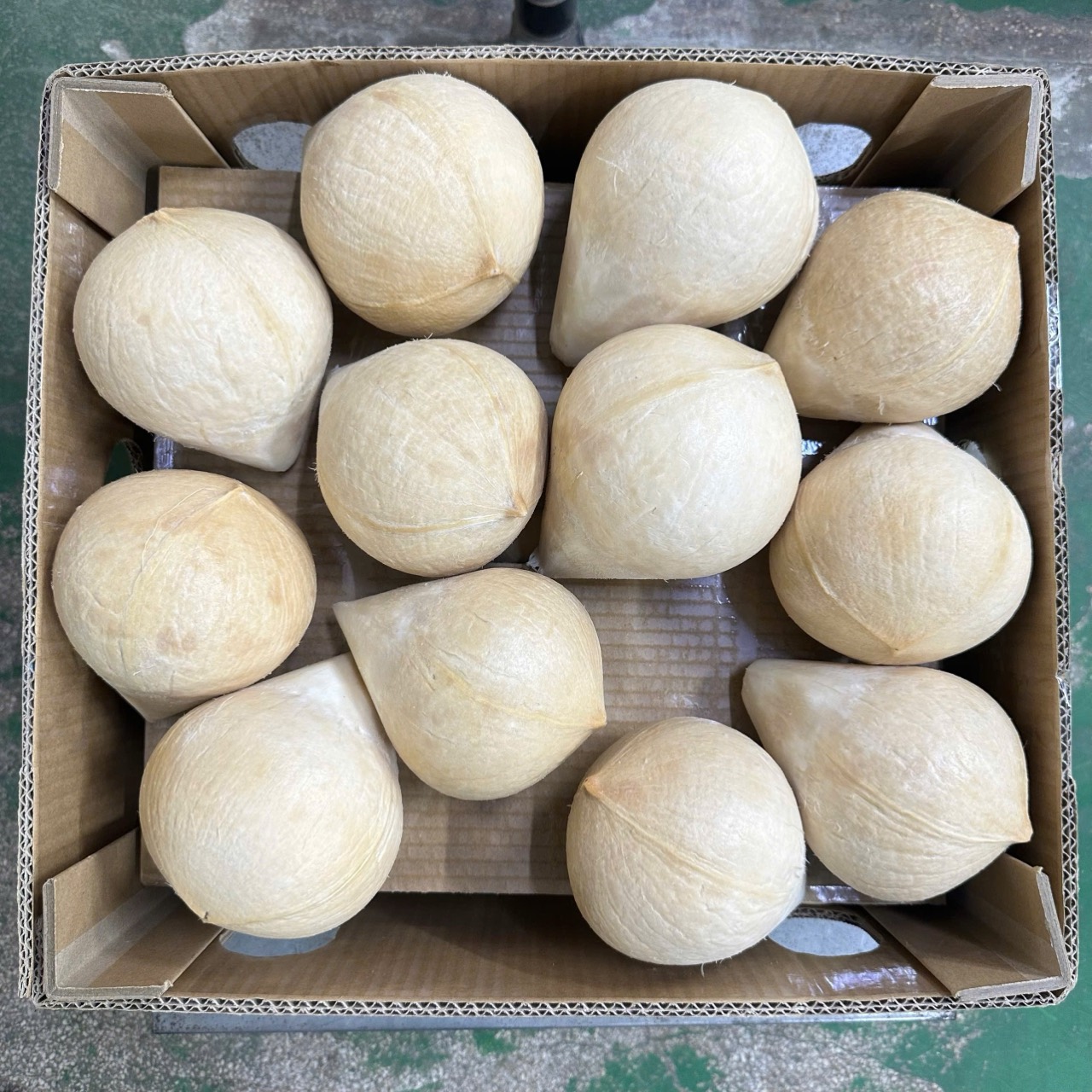 Dừa sơ chế trong thùng